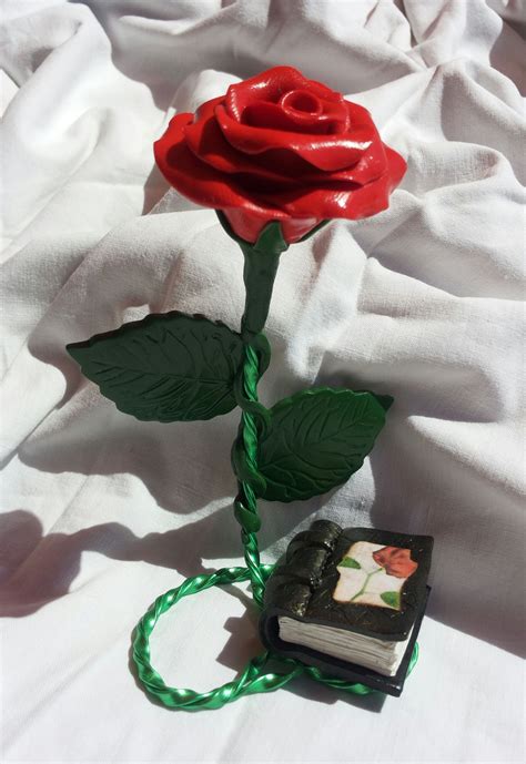 rosa de sant jordi | Rosa sant jordi, Jordi, Flores de arcilla polimérica