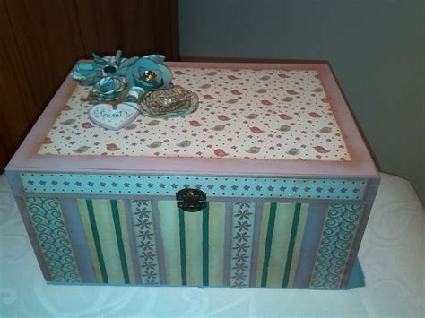 Rosantiguo: Caja de madera decorada con pintura y scrap.