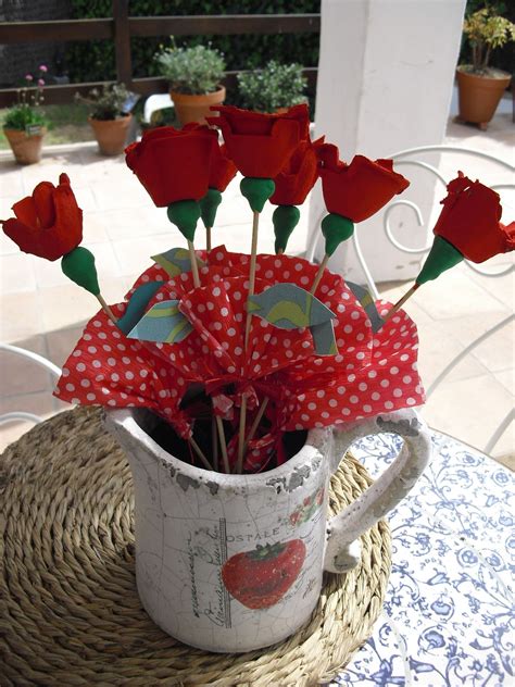 Rosas hechas con hueveras. | Jordi, Manualidades sant ...
