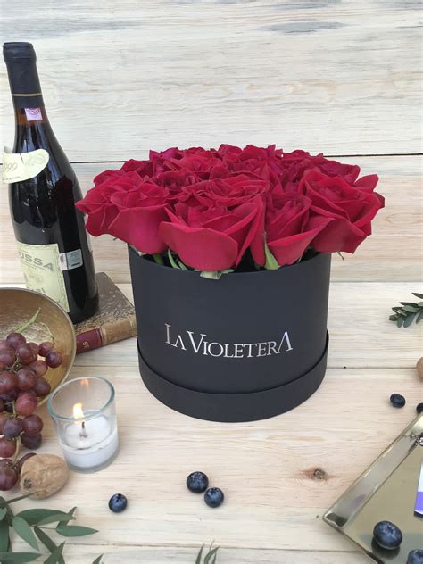 Rosas rojas en caja , para regalar en un día romántico o para ...