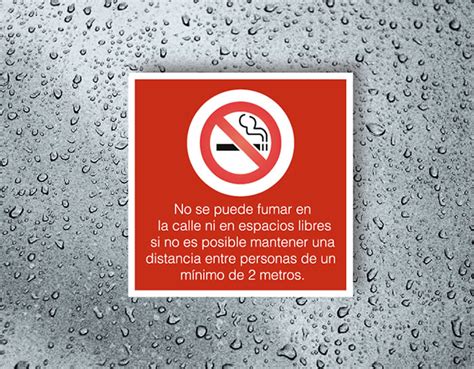 Rótulo impreso sobre vinilo adhesivo  No se puede fumar en la calle ni ...