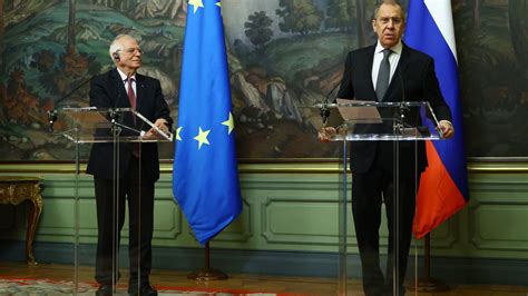 Russia expels three EU diplomats while Borrell visits – EURACTIV.com