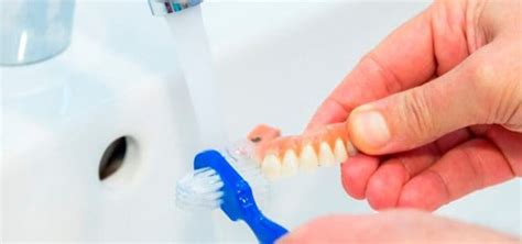¿Sabes cómo limpiar tu prótesis dental removible? | Ferrus&Bratos