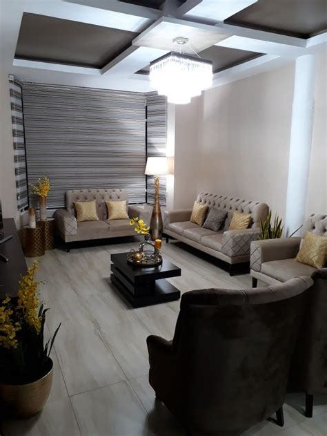 Sala beige con chocolate y cojines en tono amarillo. | Home decor ...