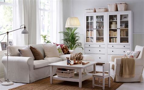 Salón clásico decorado en tonos blancos | Ikea living room, Bright ...