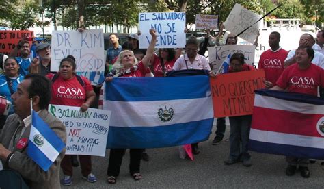 Salvadorans rally at the World Bank to celebrate ...