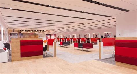 Santander abre las 500 oficinas Smart Red por la tarde a ...