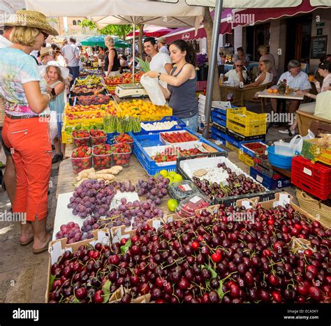 Santanyi people market fotografías e imágenes de alta resolución   Alamy