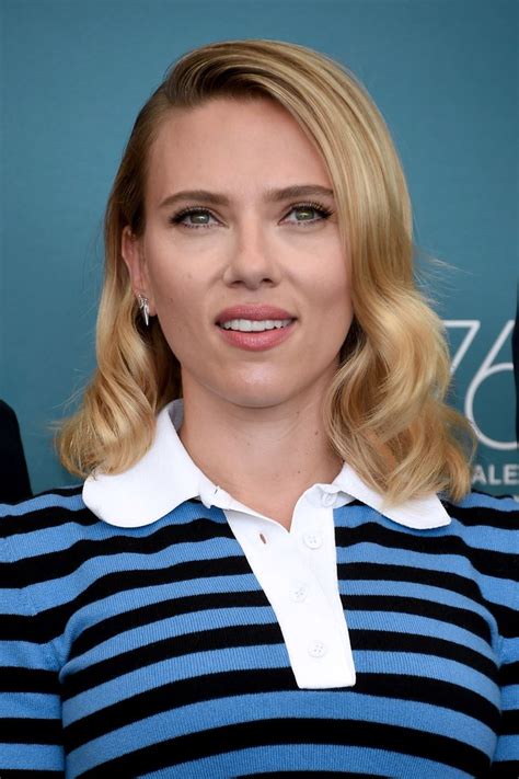 Scarlett Johansson apuesta por el top crop a su llegada al Festival de ...