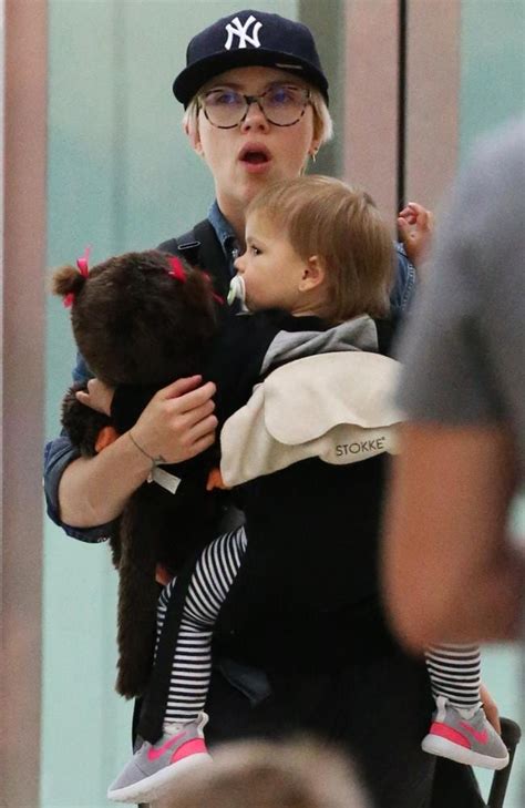 Scarlett Johansson at Sydney Airport: Star unrecognisable with daughter ...