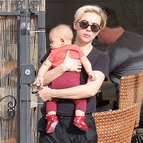 Scarlett Johansson, la mamá más trendy y cariñosa en LA