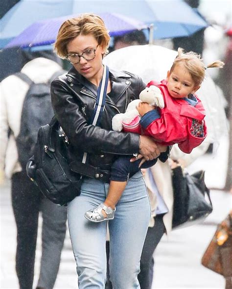 Scarlett Johansson se divorcia y pelea la custodia de su hija   Univision