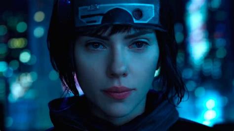 Scarlett Johansson se luce en el trailer de su nueva película