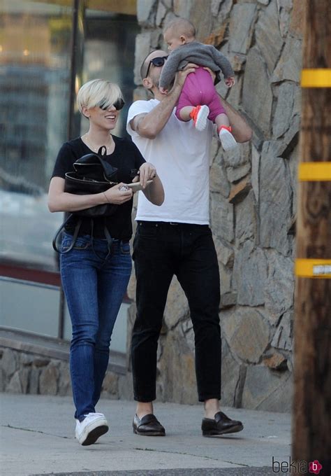 Scarlett Johansson y Romain Dauriac con su hija Rose Dorothy en Los ...