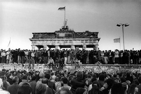 Se conmemoran 25 años de la caída del muro de Berlín ...
