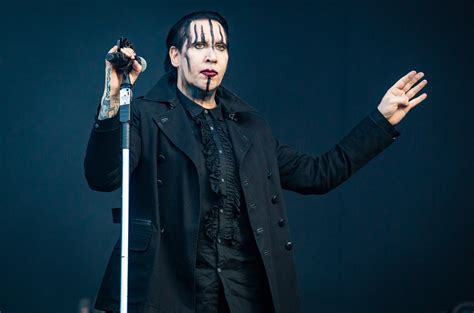 Se desploma Marilyn Manson en concierto  VIDEO    nuevolaredo.tv