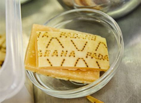 ¿Se puede comer la corteza del Grana Padano?, queso italiano