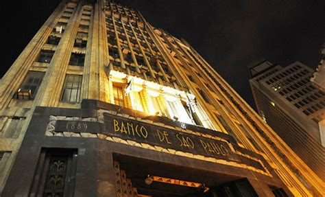 Sede do Banco de São Paulo, no centro, abre as portas para ...