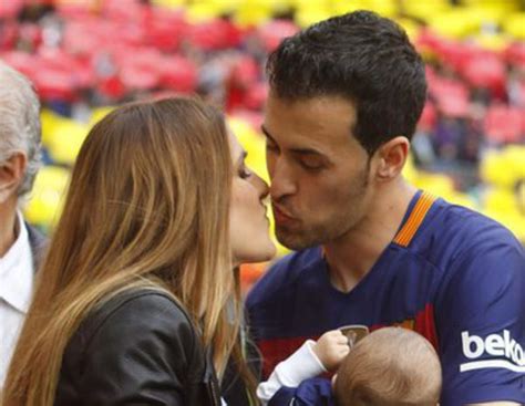 Sergio Busquets enseña a su hijo de dos meses Enzo el Camp ...
