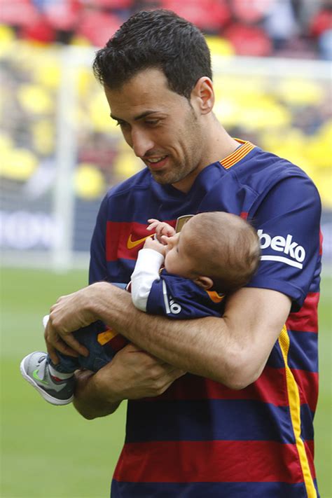 Sergio Busquets salta al campo por primera vez con su hijo ...