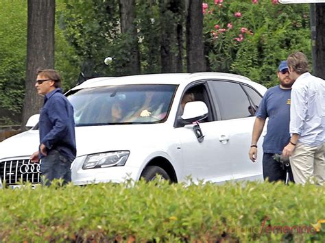Sergio Canales con la novia en su coche de lujo Audi