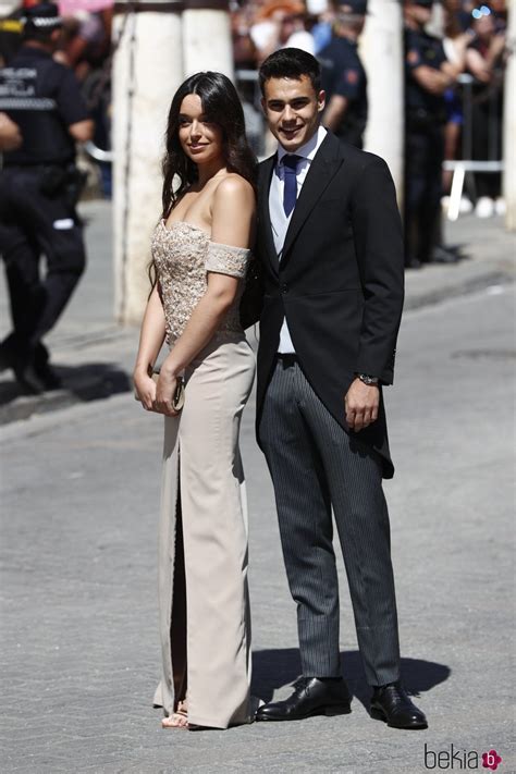 Sergio Reguilón y su novia a su llegada a la boda de Pilar ...
