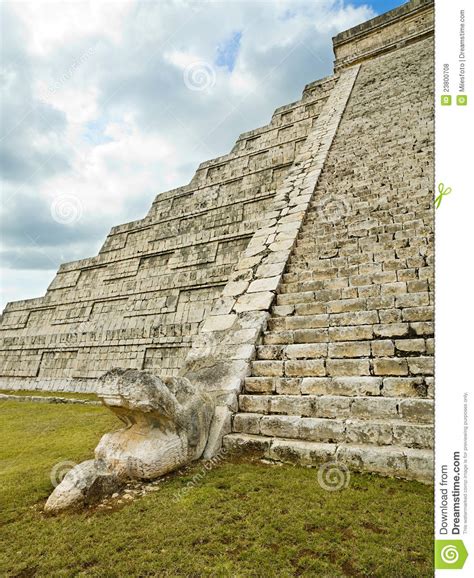Serpiente Emplumada En La Pirámide Kukulkan Chichen Itza ...