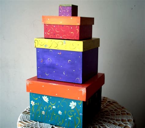 Set de cajas decoradas todas de diferente manera, pintadas ...