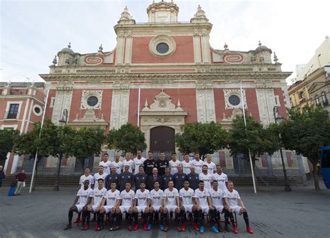 Sevilla FC: El Sevilla se hace la foto oficial en la plaza ...