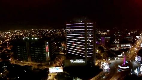 Show de luces navideñas en las Torres del Banco Industrial ...