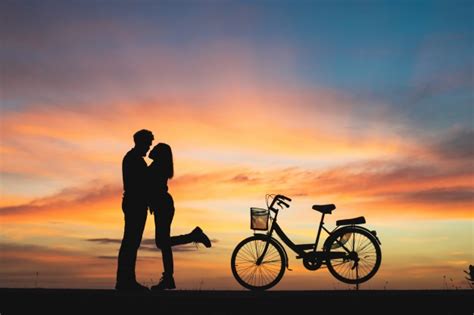 Silhouette di coppia in amore baciare al tramonto. coppia ...