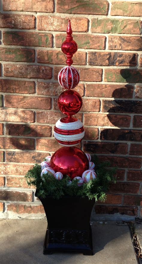 Simple Christmas decor for my porch. It is so easy to make ...