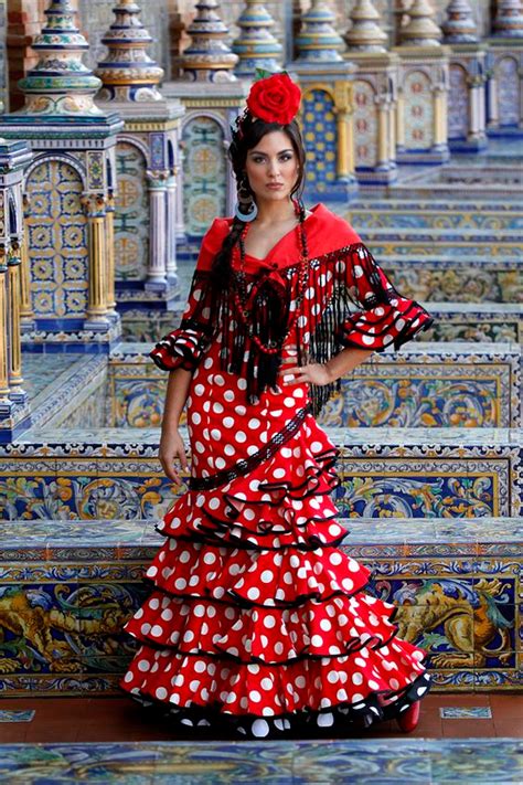 Spanish Flamenco Dancer | Traditional outfits, Traditional dresses ...