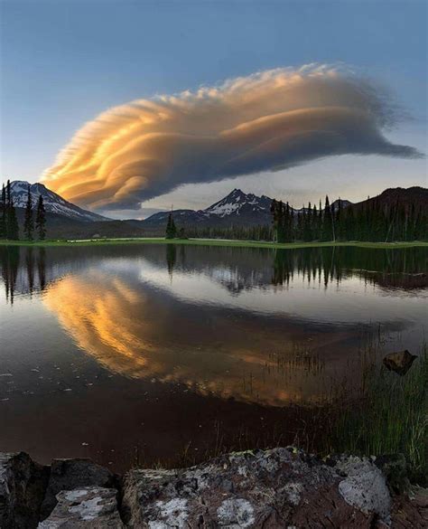 Spectacular cloud formation! | Lenticular clouds, Earth pictures ...