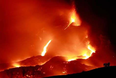 Spectacular eruptions caught on camera | Pacaya, Volcano ...
