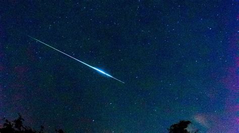 Spectacular pictures capture hundreds of shooting stars in ...