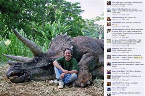 Spielberg genera polémica tras posar en una foto con un dinosaurio muerto