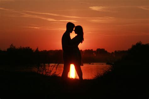 [フリー写真] 夕陽と抱き合うカップルのシルエットでアハ体験   GAHAG | 著作権フリー写真・イラスト素材集