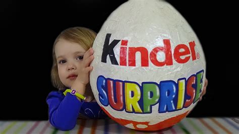 Огромное яйцо Киндер Сюрприз с сюрпризом открываем игрушки ...