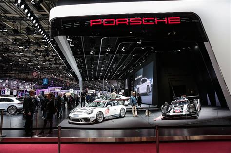 Stand Porsche #MondialAuto | Modèle de voiture, Ambiance ...