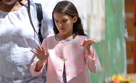Suri Cruise Rocks Ballet Flats & Notices She’s Due for a ...