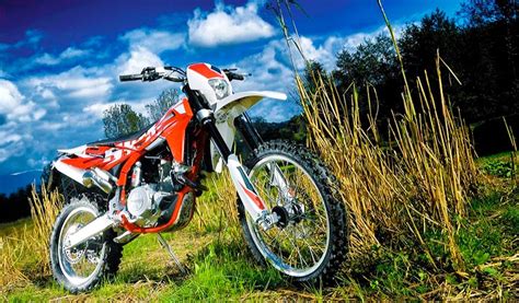 SWM lanza su nueva gama de motocicletas enduro · Punto 38