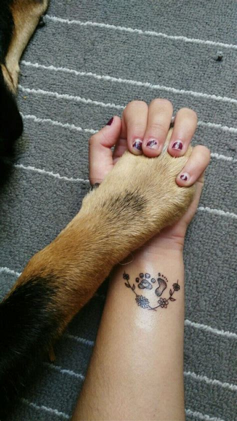 Tatto huella de perro y huella de persona . Siempre amiga ...