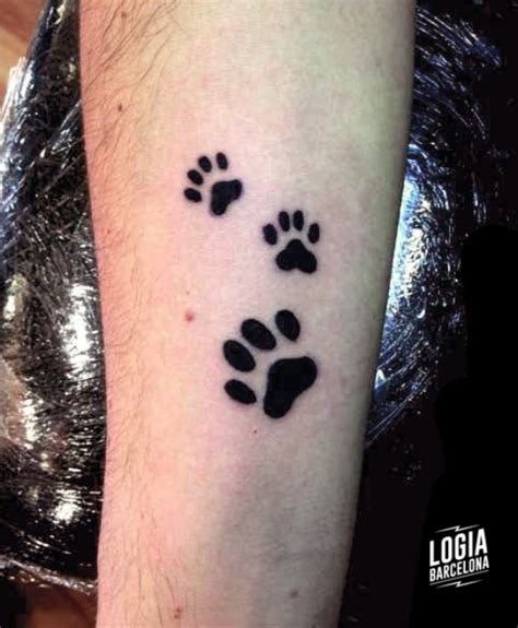 Tatuajes de huellas de perro | Logia Tattoo Barcelona