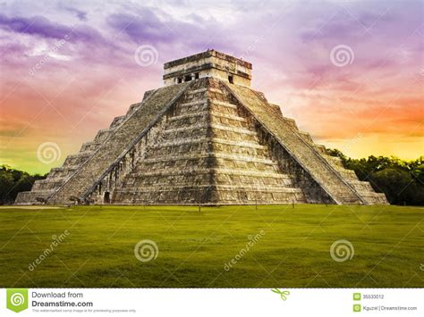 Templo De Kukulkan De La Pirámide. Chichen Itza. México ...
