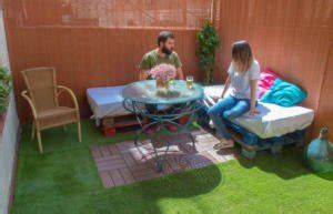 terraza cesped artificial mesa sofas con pales y malla de ...