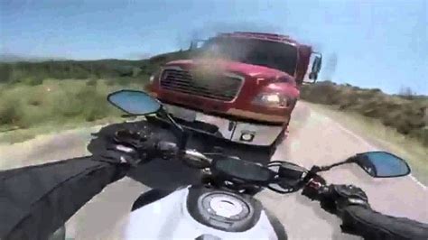Terrible choque frontal de moto con camión   YouTube