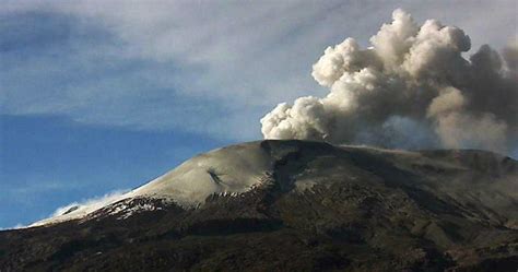 The eruption of the volcano Nevado del Ruiz in Colombia ...