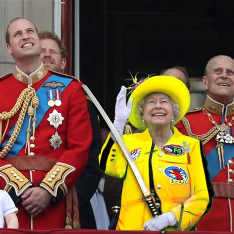 The Internet Makes Queen Elizabeth Regret Her Green Dress ...