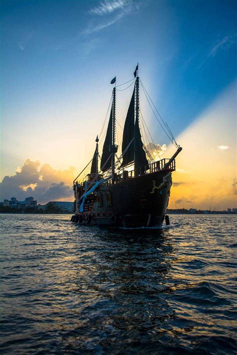 the jolly roger pirate ship galleon in cancun   Pirate ...
